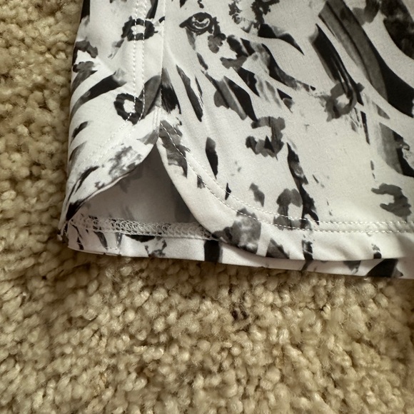 NWT PUMA WOMENS PWR SHAPE JUNGLE GOLF SKIRT SIZE M WHITE - BLACK (171) - Picture 10 of 12